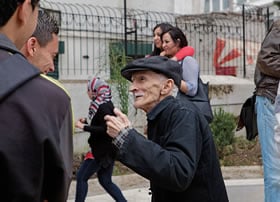 “Muitas pessoas vivem aqui hoje sem lembrança do que veio antes, nem de sua cultura ou de sua história”, diz Zubir Mamou, 78 anos. Morador da Casbah por quase toda a sua vida, ele frequentemente fala para grupos de estudantes visitantes.